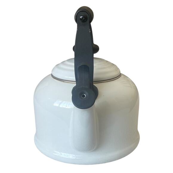 Le Creuset 2.1 Litre/2.2 Quart White/Ivory Tea Pot - Picture 15 of 16